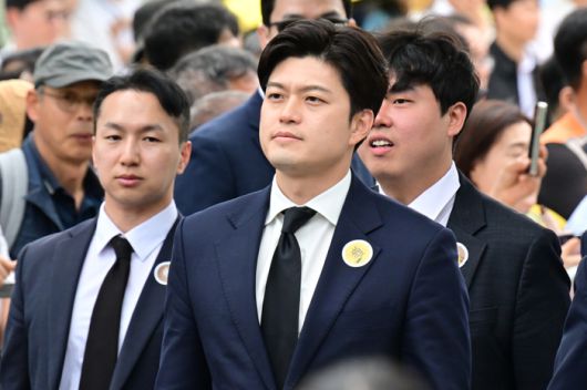 김용태 국민의힘 비상대책위원장이 23일 경남 김해시 봉하마을에서 열린 고 노무현 전 대통령 16주기 추도식에 참석하고 있다. [사진 출처 = 공동취재단, 연합뉴스]