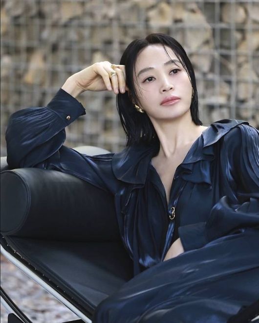 한 컷마다 결이 다른 분위기를 담아내며 독보적인 스타일 내공을 다시금 증명했다고 했다.사진=김혜수 SNS