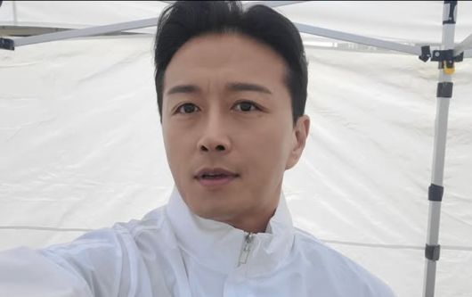 배우 진태현(44)이 배우 박하선에게 받은 선물을 공개했다. [사진출처 = 진태현 인스타그램]