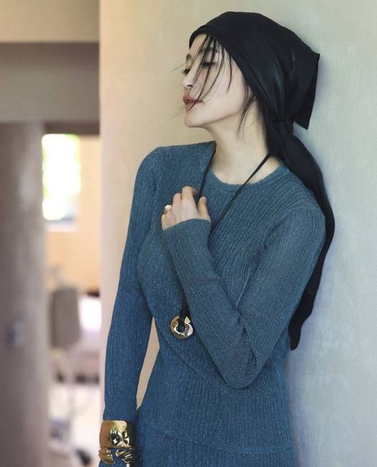 김혜수는 바다빛 블루 니트 드레스에 블랙 실크 스카프를 두른 스타일링으로 눈길을 끌었다.사진=김혜수 SNS