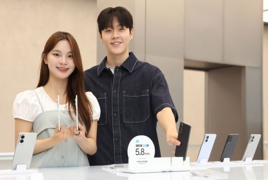 ‘삼성 강남’에서 ‘갤럭시 S25 엣지’의 5.8mm 초슬림 두께를 소개하는 모습. <사진=삼성전자>