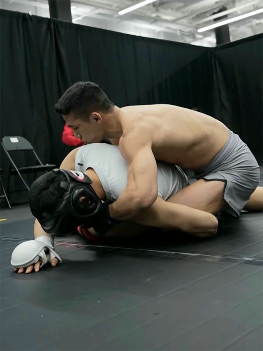 ONE Championship 7승 2패 윤창민이 2025년 5월 중국 퍼포먼스 인스티튜트 상하이 Road to UFC 시즌4 페더급 토너먼트 준준결승 시작 전 그래플링 훈련으로 몸을 풀고 있다. 윤창민은 아시아 종합격투기 톱스타 추성훈 김동현의 제자다. 사진=TKO