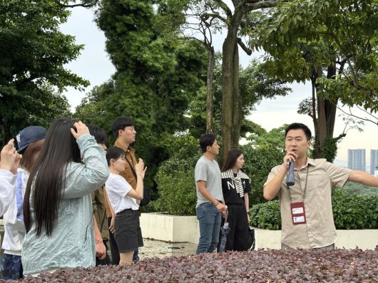 사진을 찍고 있는 참석자들 / 사진=권효정 여행 + 기자