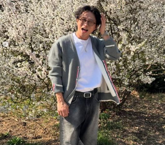 박성광이 손으로 머리카락을 젖히고, 원형탈모 부위에서 솜털이 자라기 시작한 부분을 클로즈업으로 담았다. 사진=박성광 SNS