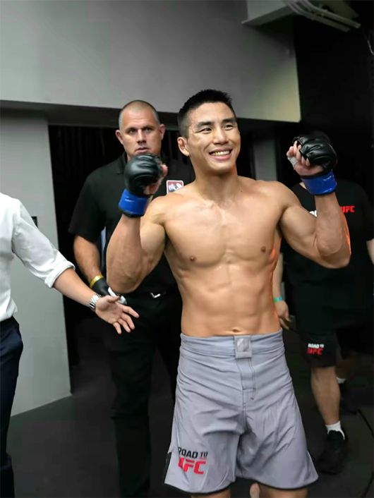 ONE Championship 7승 2패 윤창민이 2025년 5월 Road to UFC 시즌4 페더급 토너먼트 준결승 진출 후 중국 퍼포먼스 인스티튜트 상하이를 빠져나가며 기뻐하고 있다. 윤창민은 아시아 종합격투기 톱스타 추성훈 김동현의 제자다. 사진=TKO