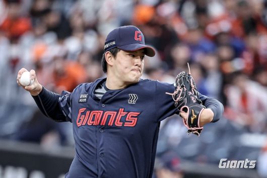 롯데의 마무리 투수 김원중은 2이닝 역투를 펼쳐 승리 투수가 됐다. 사진=롯데 자이언츠