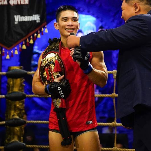 무이쫑빈이 2024년 12월 베트남 붕따우 더그랜드 호짬 특설 링에서 59㎏ 토너먼트 우승 소감을 말하고 있다. 사진=Gods of Martial Arts