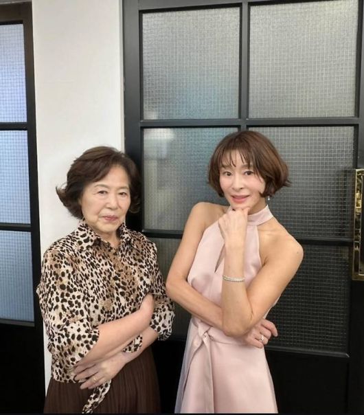 허리를 감싸는 리본 장식이 포인트가 되어 한층 우아함을 더했다.사진=예지원 SNS