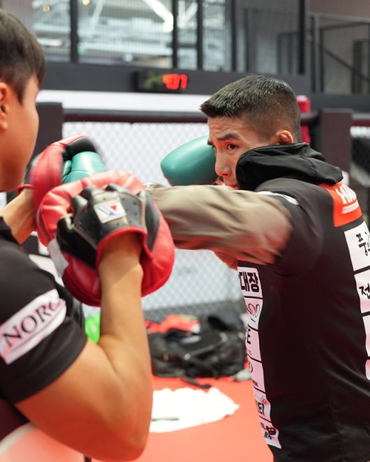 ONE Championship 7승 2패 윤창민이 2025년 5월 중국 퍼포먼스 인스티튜트 상하이 Road to UFC 시즌4 페더급 토너먼트 준준결승 대비 훈련을 하고 있다. 윤창민은 아시아 종합격투기 톱스타 추성훈 김동현의 제자다. 사진=TKO