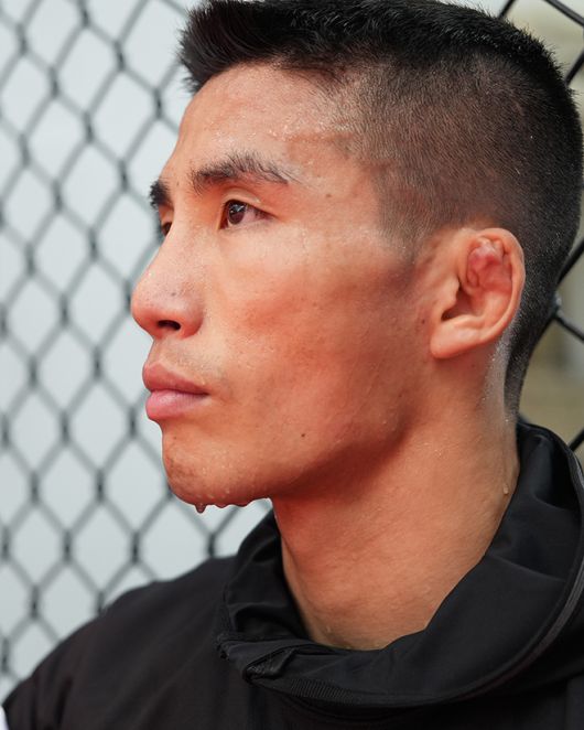 ONE Championship 7승 2패 윤창민이 2025년 5월 중국 퍼포먼스 인스티튜트 상하이 Road to UFC 시즌4 페더급 토너먼트 준준결승 대비 훈련 중간 땀을 흘리며 쉬고 있다. 윤창민은 아시아 종합격투기 톱스타 추성훈 김동현의 제자다. 사진=TKO