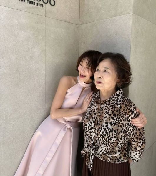 예지원은 은은한 연핑크빛 홀터넥 드레스를 착용한 채, 단정하면서도 고급스러운 분위기를 풍겼다. 사진=예지원 SNS