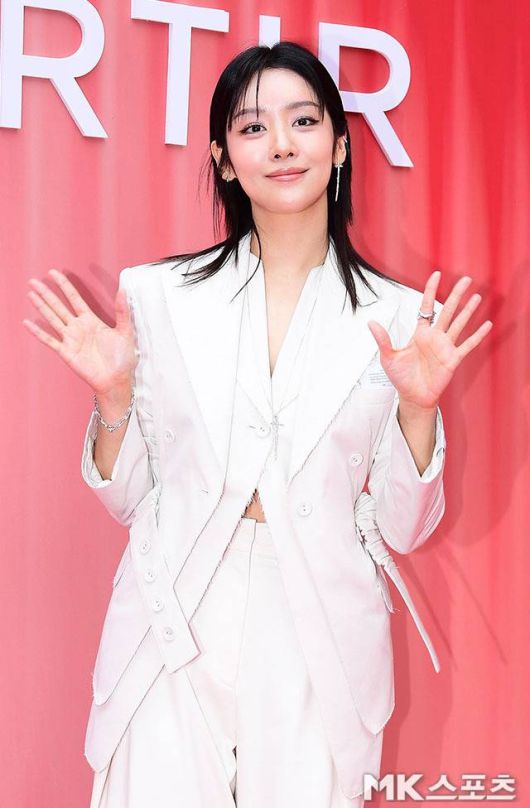 이너로 착용한 크롭탑을 언밸런스하게 연출해 노출을 과하지 않게 잡아내며, 차주영만의 절제된 섹시미를 더했다. 사진=김영구 기자