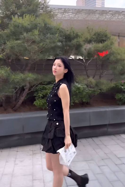 강다은은 블랙 민소매 블라우스와 큐롯 스타일의 미니 스커트를 매치한 셋업 패션으로 눈길을 끌었다. 사진=강다은 SNS