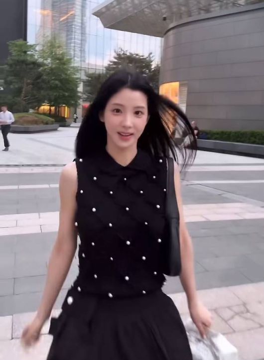 블라우스에는 다이아몬드 형태로 배치된 진주 디테일이 더해져 단조로운 블랙 컬러에 입체감을 부여했다.사진=강다은 SNS