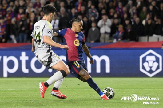 하피냐(사진 오른쪽)가 슈팅을 시도하고 있다. 사진=AFPBBNews=News1