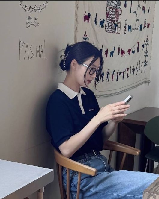 안경 하나만 써도 분위기가 달라지는 그녀의 매력도 시선을 끌었다. 사진=한지혜 SNS