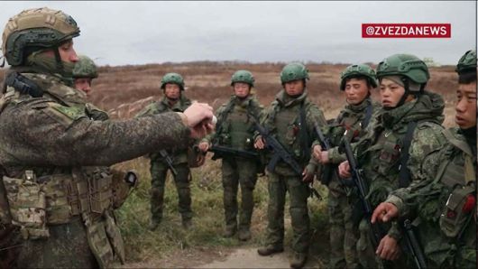 쿠르스크 전선에서 러시아군과 함께 전투임무를 수행 중인 북한군. [엑스(X) 계정 캡쳐]