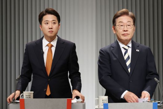 지난 23일 오후 서울 여의도 KBS 스튜디오에서 열린 제21대 대선 2차 후보자 토론회에서 이준석 개혁신당 대선후보(왼쪽)와 이재명 더불어민주당 대선후보(오른쪽)가 토론을 준비 중이다. [사진 출처 = 연합뉴스]