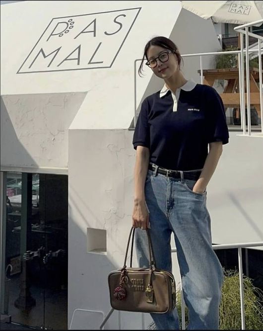 한지혜는 배색 카라가 돋보이는 네이비 반팔 티셔츠에 연청 스트레이트 데님 팬츠를 매치했다.사진=한지혜 SNS