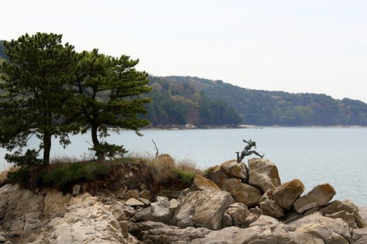 모도로 넘어가는 연도교 왼쪽으로 보이는 조각 작품 / 사진=한국관광공사