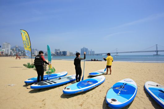 광안리 해변에서 SUP을 배우고 있는 사람들 / 사진=한국관광공사