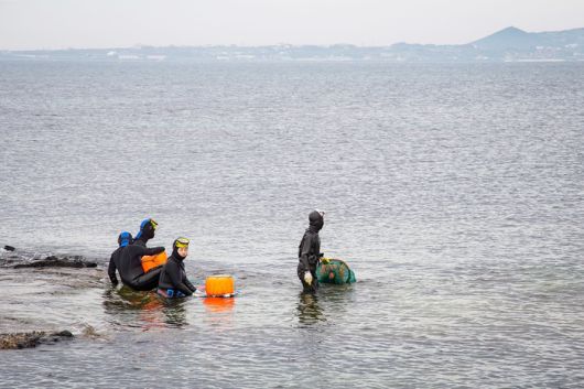 물때를 기다리고 있는 해녀 / 사진=visit jeju