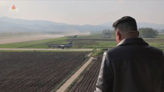 김정은 북한 국무위원장이 지난 15일 제1공군사단 관하 비행연대를 방문해 공군 반항공(방공)전투 및 공습 훈련을 지도하고 있다. [사진=연합뉴스조선중앙TV]