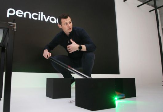 톰 무디(Tom Moody) 다이슨 홈 부문 글로벌 총괄이 26일 성수에서 열린 신제품 출시 행사에서 펜슬백 FluffyCones™ 청소기를 소개하고 있다. [출처 다이슨]