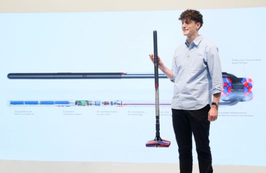 네이슨 로슨 맥클린(Nathan Lawson McLean), 다이슨 시니어 엔지니어링 매니저가 26일 성수에서 열린 신제품 출시 행사에서 펜슬백 FluffyCones™ 청소기를 소개하고 있다.
