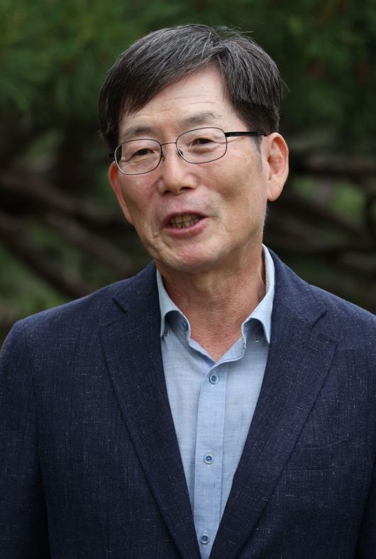 김운찬 대구가톨릭대 명예교수가 최근 서울 중구 남산한옥마을에서 매일경제신문과 인터뷰하고 있다.  [이승환기자]김운찬 대구가톨릭대 교수 2025.5.20. [이승환기자]