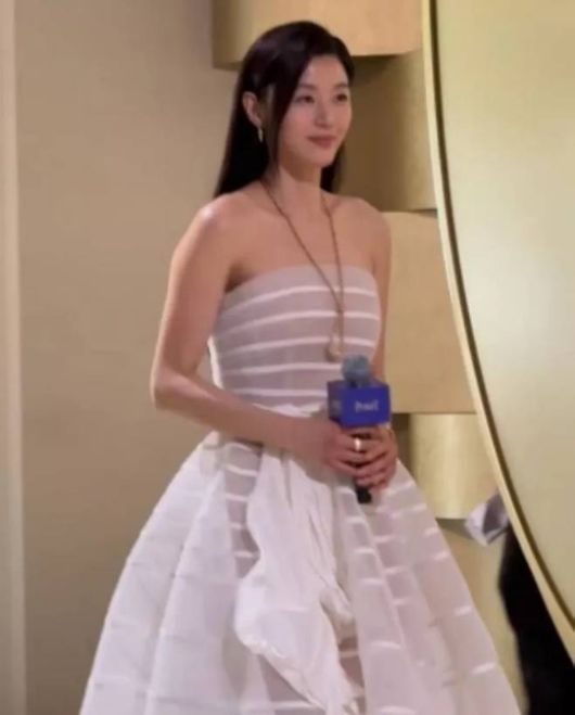 전지현이  화이트 시스루 튜브톱 드레스를 착용하고 등장해, 고혹과 절제, 우아함의 정점을 찍는 순간을 완성했다.사진=피아제 제공