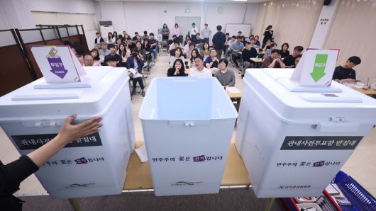 지난 26일 서울 중랑구선거관리위원회에서 열린 제21대 대통령선거 사전투표관리관 교육에서 중랑구 선관위 관계자들이 투표함 봉함 등 절차를 시연하고 있다. [사진 출처 = 연합뉴스]