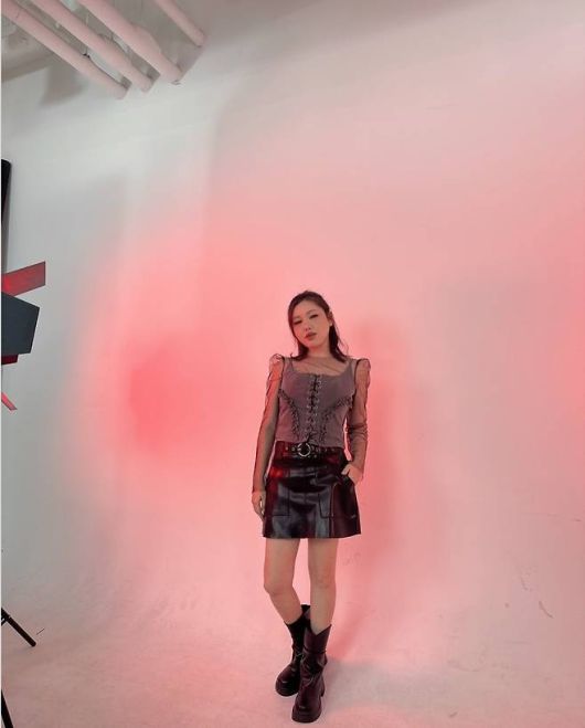 레이스업 디테일의 코르셋 톱과 블랙 시스루 슬리브, 광택감 있는 레더 미니스커트를 매치하며, 걸크러시와 요정미를 동시에 품은 ‘MZ 페어리’ 룩을 완성했다.사진=송가인 SNS