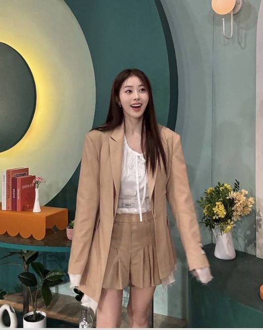 서동주는 감각적인 베이지 투피스를 입고 화사한 미소를 지어 보이며 스튜디오를 런웨이로 만든 듯한 포스를 자랑했다.사진=서동주 SNS