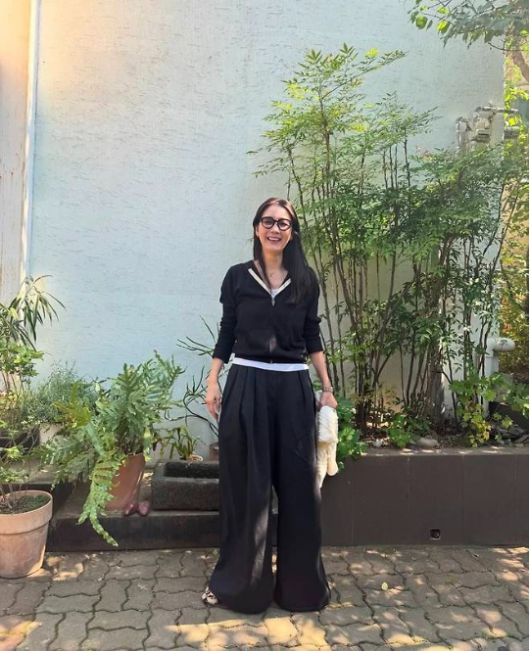 그녀는 블랙 후디와 와이드 팬츠를 매치한 심플하면서도 감각적인 룩을 선보였다.사진=최지우 sns