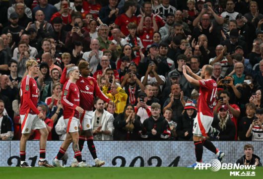 에릭센은 “맨유 팬들은 우릴 끝까지 지지해 주셨다”며 “이런 시즌에도 등을 돌리지 않은 팬들에게 감사하다”고 말했다. 이어 “선수들은 언제 어디서나 응원을 아끼지 않는 팬들을 잊어선 안 된다. 다음 시즌엔 훨씬 더 좋은 성과를 내야 한다. 나도 항상 맨유를 응원할 것”이라고 했다. 사진=AFPBBNews=News1