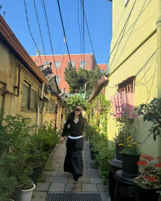 여기에 화이트 웨이스트 밴딩으로 포인트를 살리고, 블랙 선글라스와 레오파드 플랫슈즈로 무심한 듯 힙한 무드를 더했다. 사진=최지우 sns