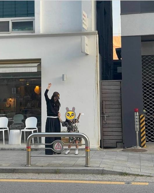 평범한 듯 특별한 하루, 딸과 함께한 소풍길에서도 그녀만의 시크함은 여전했다.사진=최지우 sns