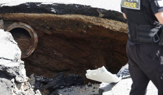 지난해 서울 서대문구 연희동 성산로에서 발생한 땅 꺼짐(싱크홀) 현상 현장에서 경찰 및 소방 관계자들이 현장 검증을 하고 있다. 이 사고로 승용차 탑승자들이 병원으로 후송됐다. [이승환 기자]