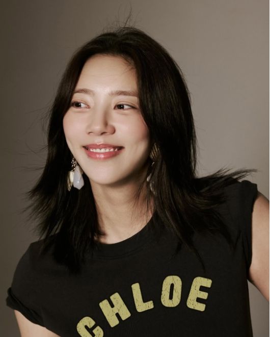 블랙 티셔츠와 크림 팬츠로 미니멀하면서도 우아한 무드를 연출했으며, 얼굴에는 자연스러운 미소가 감돌았다.사진=손담비 SNS