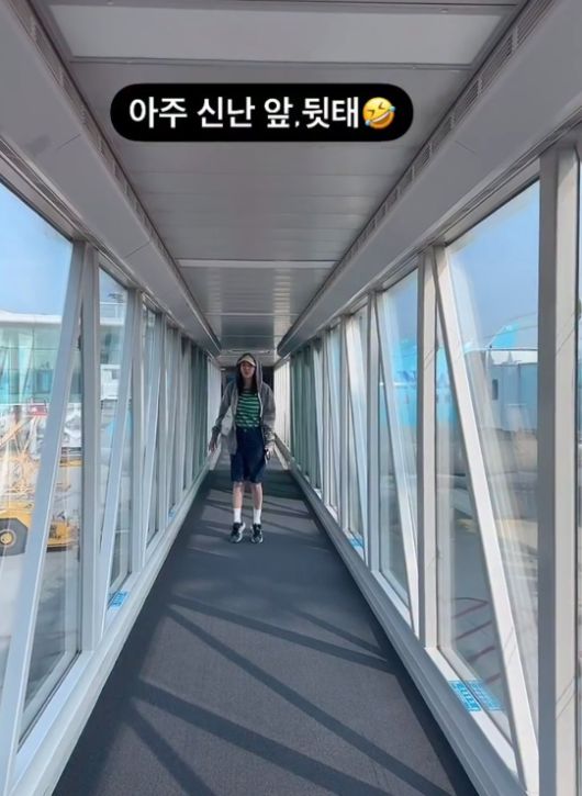 긴 여정을 앞둔 듯한 큼직한 캐리어와 포즈에서 느껴지는 발걸음은 실제로 김종민의 신혼여행 출국일과 정확히 겹친다.사진=신지 SNS
