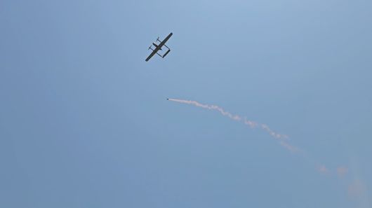 < 비행 중 수직이착륙기에서 점화된 연막탄을 투하하는 모습 / 태경전자 제공 >