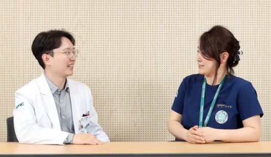 최명근(왼쪽) 이대목동병원 호흡기내과 교수와 신수민 이대목동병원 심장혈관흉부외과 교수. [사진 = 유한양행]