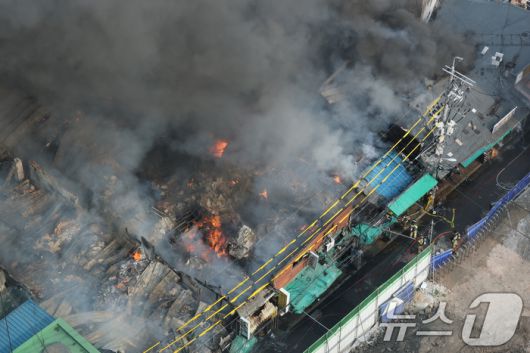 28일 오후 서울 을지로 세운상가 인근에서 화재가 발생했다.  이로 인해 을지로 4가에서 을지로 3가 시청 방향 차로가 전면 통제된 상태다. 뉴스1