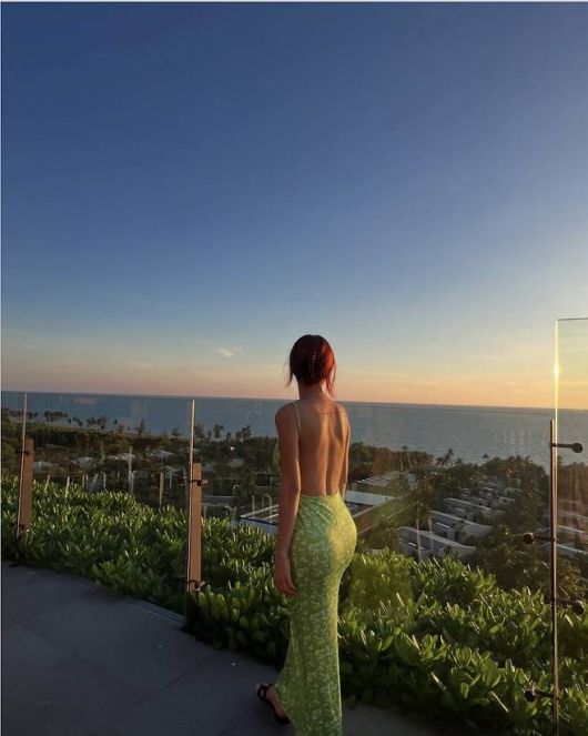 정아는 파스텔 라임 컬러의 백리스 롱 드레스를 입고 등장했다. 사진=정아 SNS