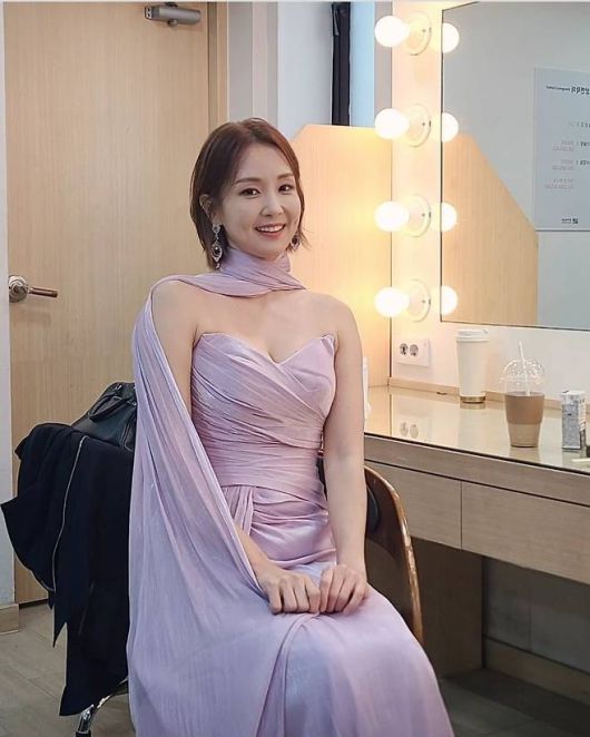 오정연은 백스테이지에서 라벤더빛 드레스를 입고 의연한 미소를 짓고 있었다.사진=오정연 SNS