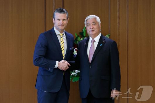지난 3월 피트 헤그세스 미국 국방 장관이 도쿄 방위성에서 나카타니 겐 일본 방위상과 회담에 앞서 악수를 하고 있다. [AFP 뉴스1]