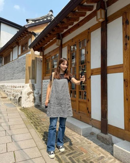 한혜진은 전통 한옥이 늘어선 골목에서 셀카봉을 들고 브이로그를 찍는 듯한 포즈를 취하고 있다.사진=한혜진SNS