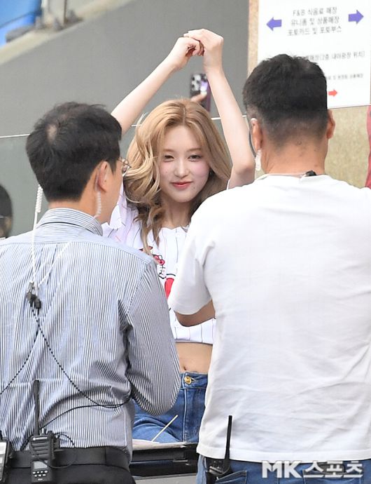 시구에 앞서 긴장한 듯 보였지만, 마운드 위에서는 당당하게 시선을 고정하고 와인드업 자세를 완성했다. 사진=천정환 기자