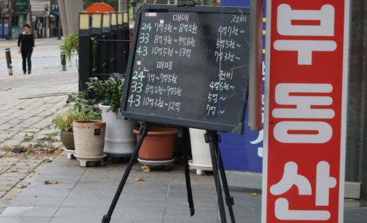 서울의 강북구 부동산 앞에 아파트 매매가가 쓰여 있다. [이충우 기자]